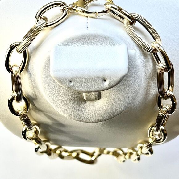 14K Gold Bold and Chunky Oval Link Necklace by Leslie’s Jewelry - Picture 7 of 15